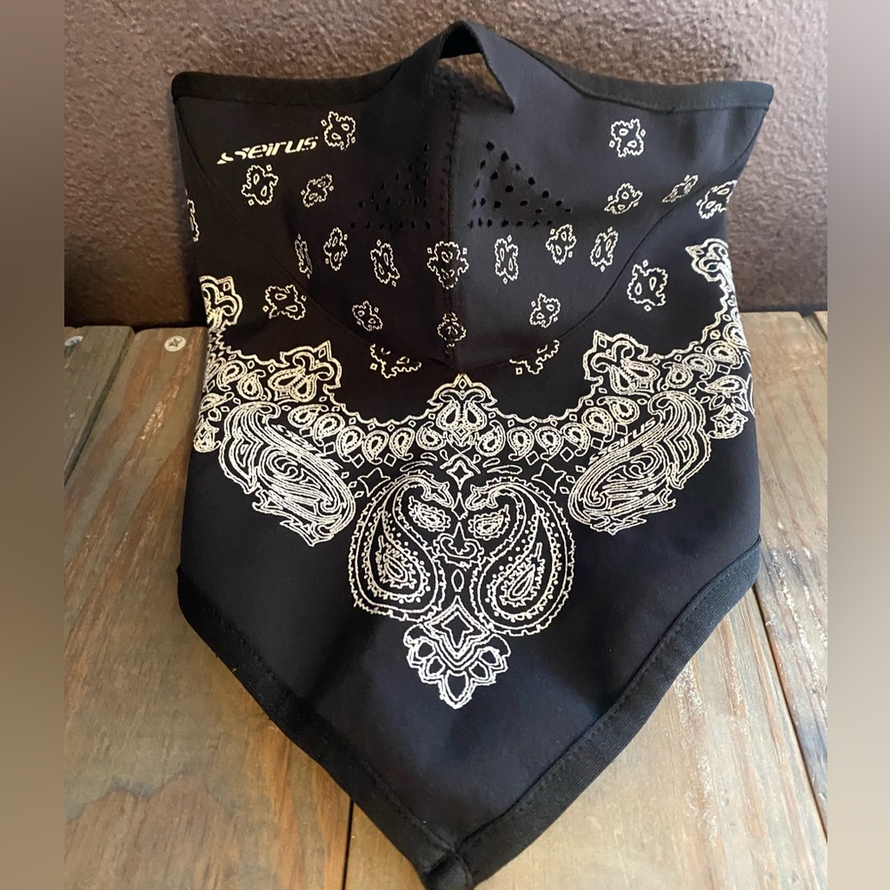 Seirus Innovation Black and White Bandana